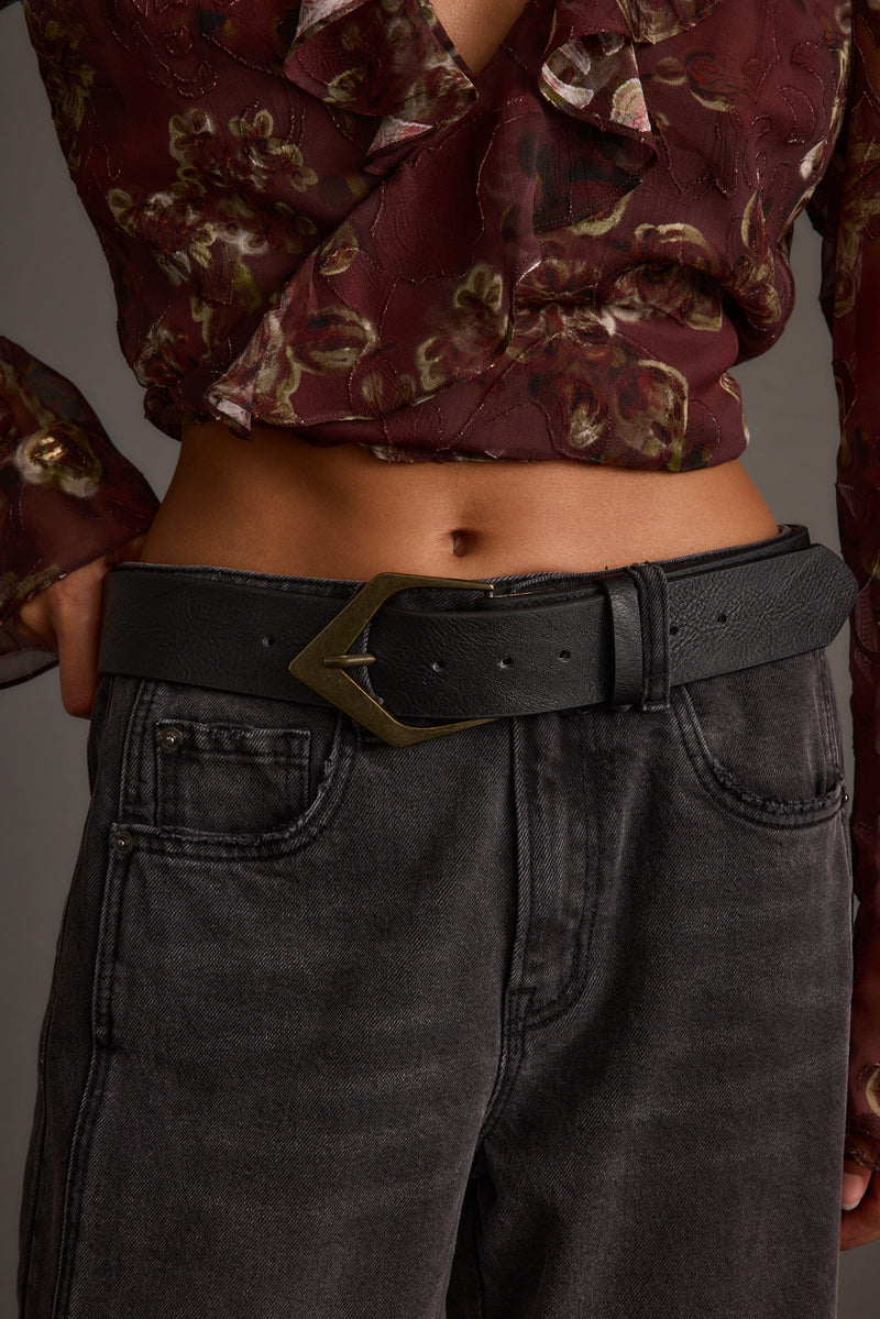 Black belt with refined detailing and a flattering silhouette.