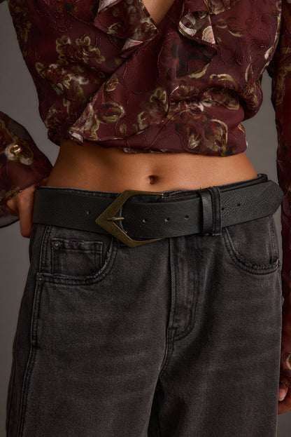 Black belt with refined detailing and a flattering silhouette.