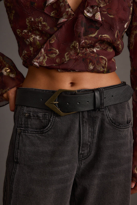 Black belt with refined detailing and a flattering silhouette.