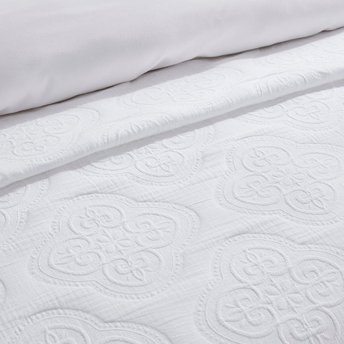 Cannes Matelassé Bedspread - White - DUSK