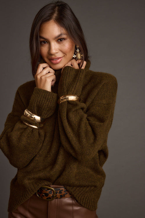 Oversized sweater with refined detailing and a flattering silhouette.
