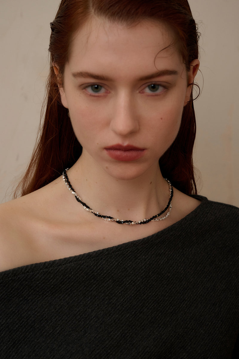Contrast twisted necklace