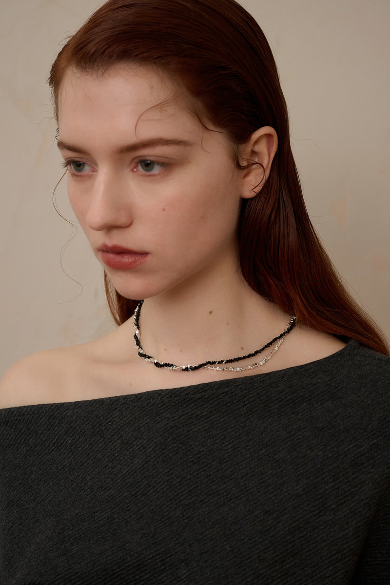 Contrast twisted necklace