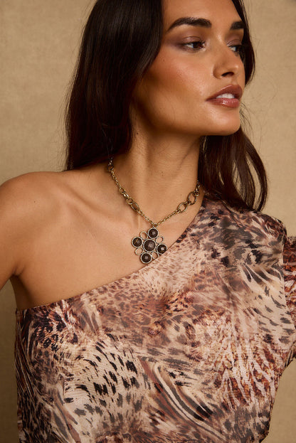 Gold necklace with refined detailing and an elegant finish.