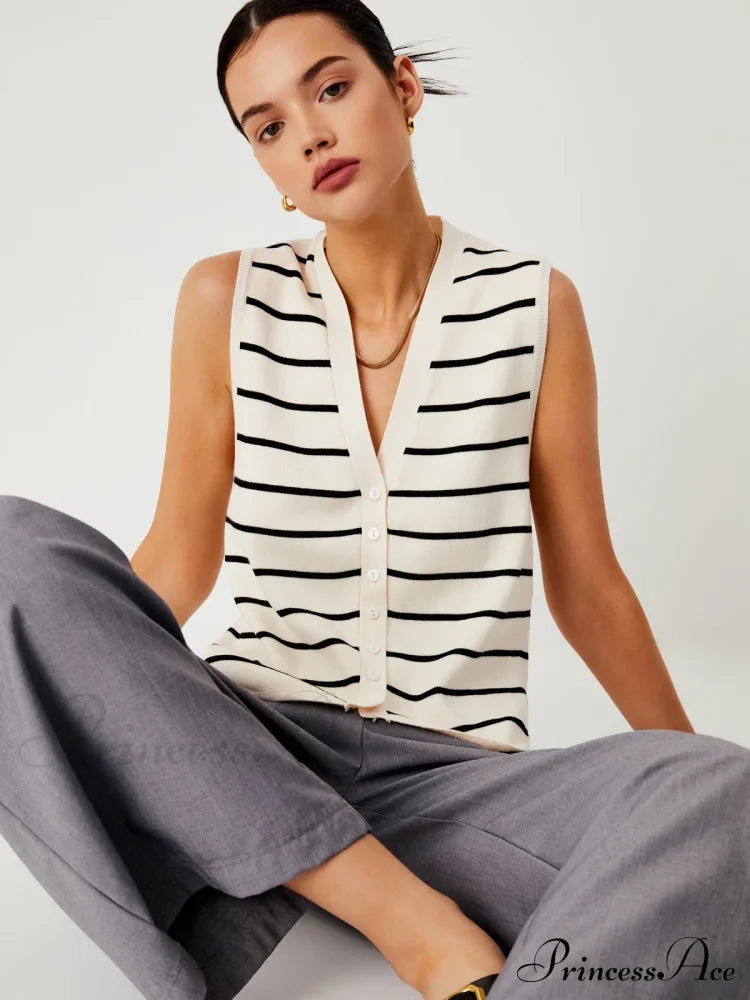 Effortless Charming Stripe Vest Off-White / Xs Sweaters-L