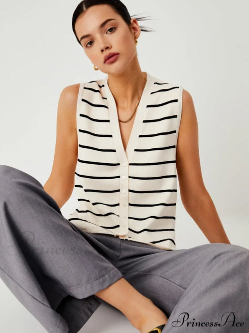 Effortless Charming Stripe Vest Off-White / Xs Sweaters-L