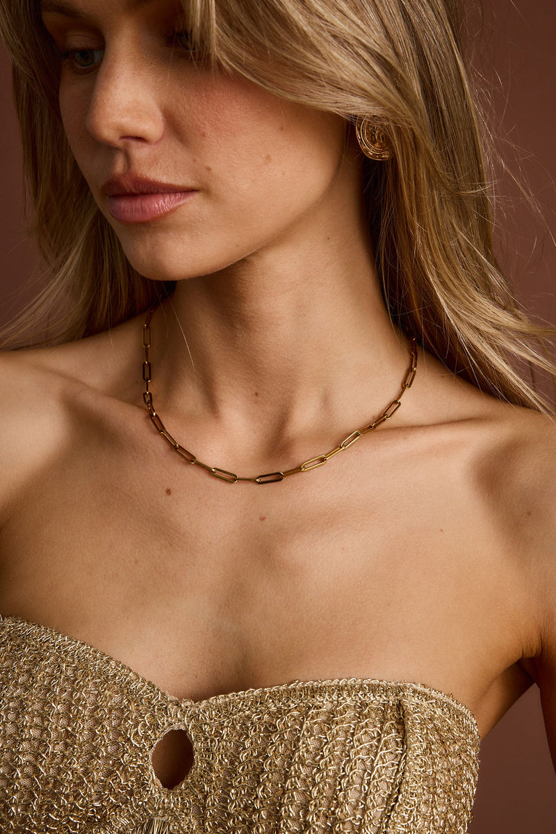 Gold necklace with refined detailing and an elegant finish.