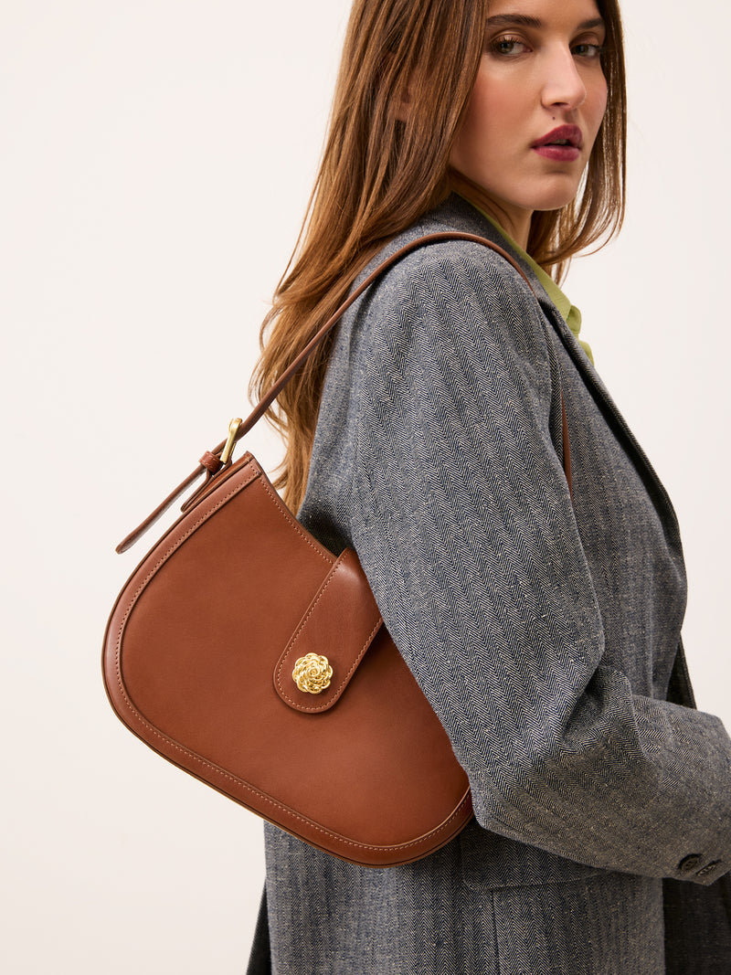 GALA caramel leather bag worn on a model by Rouje