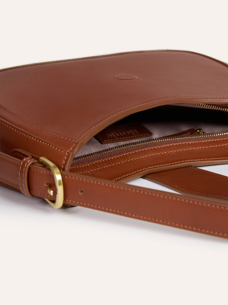 GALA caramel leather bag, detail of magnetic flap by Rouje