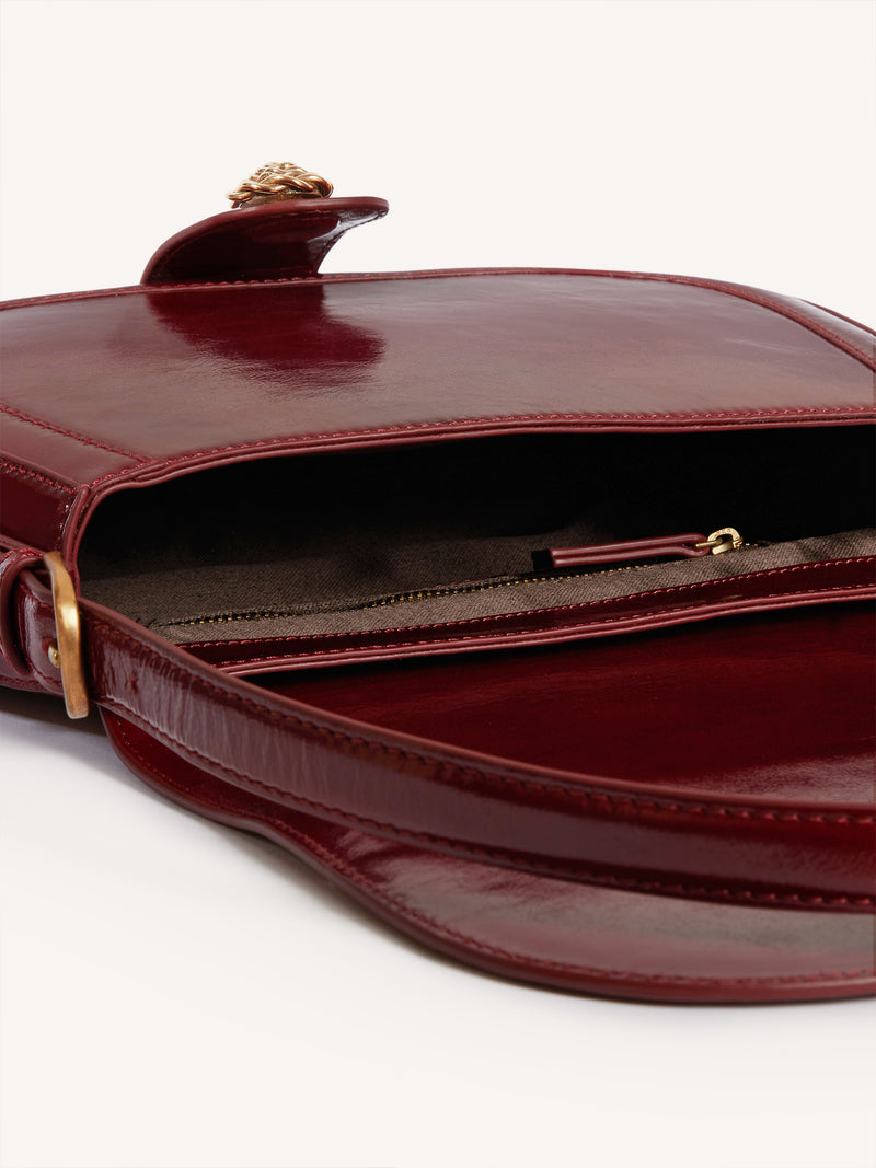 TROQUET burgundy patent leather bag worn on a model by Rouje