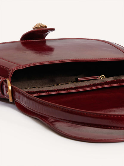 TROQUET burgundy patent leather bag worn on a model by Rouje